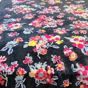 Vera Bradley Plush Throw Blanket 80” x 50” in Tossed Posies